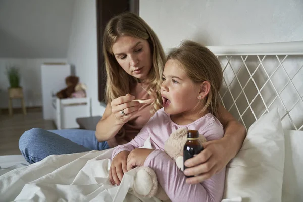 Mother Giving Syrup Ill Girl Bed — Stock Photo, Image