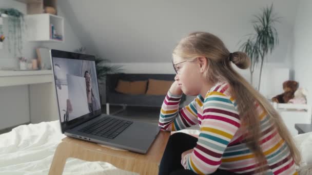 Blanke Basisleeftijd Meisje Met Video Gesprek Laptop Tijdens Het Zitten — Stockvideo
