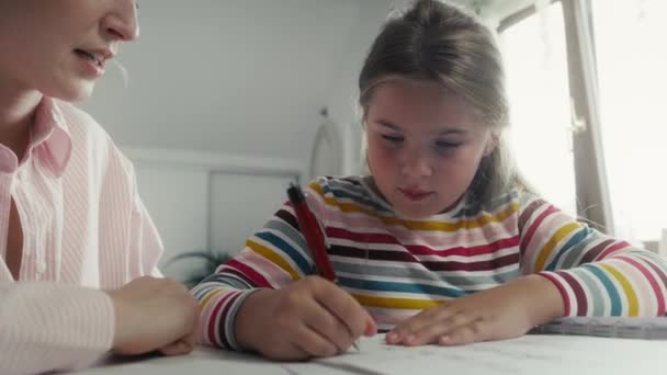 Moeder Helpt Dochter Met Huiswerk Maken Opgenomen Met Red Helium — Stockvideo