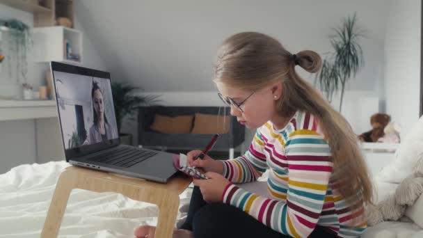 Vit Elementär Ålder Flicka Som Har Video Konversation Laptop Medan — Stockvideo