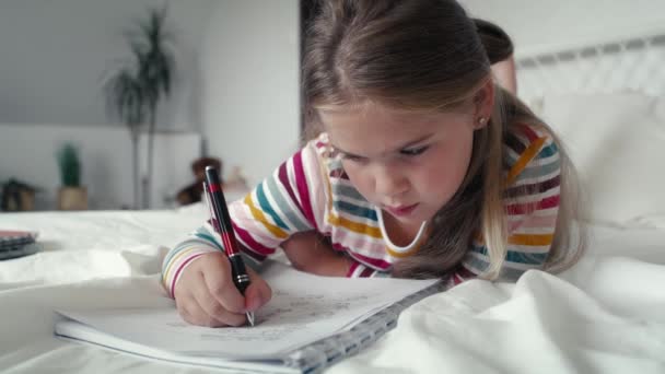 Дівчина Початкового Віку Вчиться Лежати Спереду Ліжку Знімок Гелієвою Камерою — стокове відео