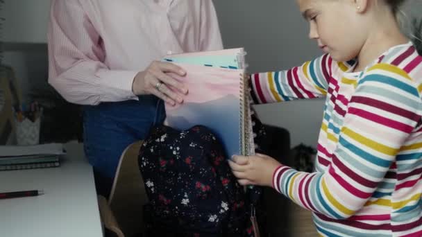 Blanke Vrouw Die Haar Dochter Helpt Zich Voor Bereiden School — Stockvideo