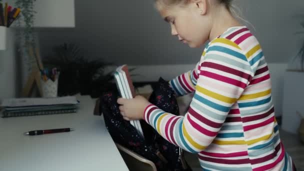 Menina Elementar Caucasiana Embalando Saco Escolar Para Escola Tiro Com — Vídeo de Stock