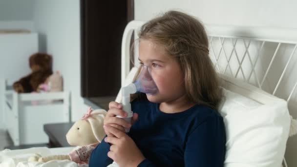Dziewczyna Wieku Podstawowym Używająca Nebulizatora Łóżku Domu Nakręcony Aparatem Hel — Wideo stockowe