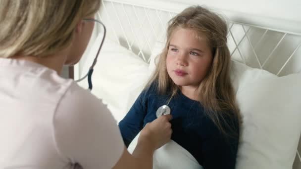 Παιδίατρος Που Εξετάζει Πνεύμονες Ενός Κοριτσιού Που Κείτεται Άρρωστη Στο — Αρχείο Βίντεο