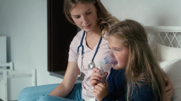 Barnläkare Som Ger Nebulisator Till Ett Sjukt Barn Hemma Skjuten — Stockvideo
