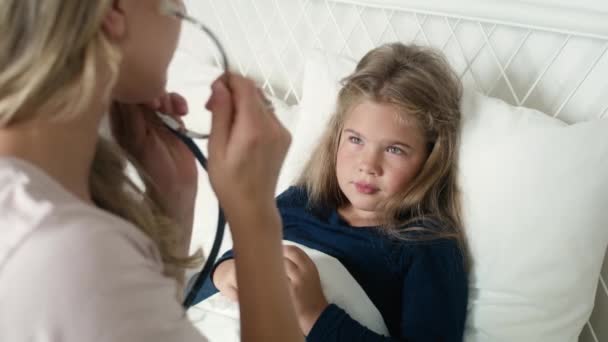 Pediatr Vyšetřuje Plíce Dívky Která Leží Nemocná Posteli Snímek Red — Stock video