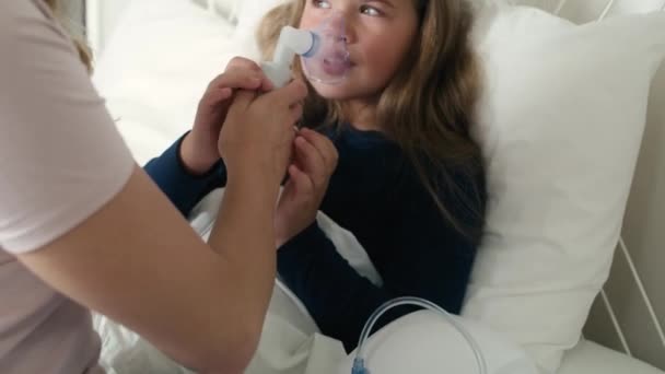 Pediyatrist Evde Hasta Bir Çocuğa Nebulizör Veriyor Kırmızı Helyum Kamerayla — Stok video