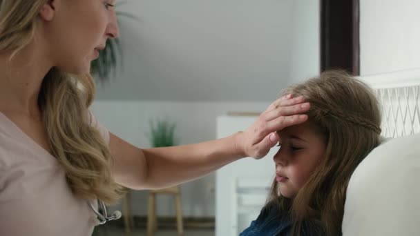 Kinderarzt Überprüft Temperatur Mit Thermometer Des Kleinen Mädchens Aufnahme Mit — Stockvideo