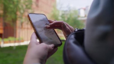 Tanımlanamayan bir kadın telefonda şehir haritasına bakıyor. 8K 'da kırmızı helyum kamerayla çekildi.. 