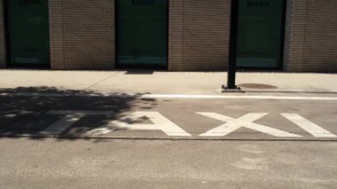 Caddeye taksi tabelası çizilmiş. 8K 'da kırmızı helyum kamerayla çekildi.. 