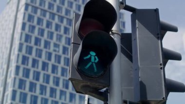 Trafik ışıkları kırmızıdan yeşile dönüyor. 8K 'da kırmızı helyum kamerayla çekildi.. 