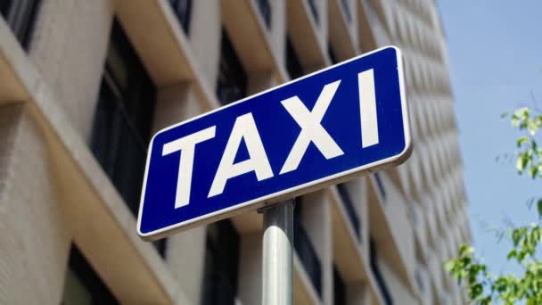 Taxi Drogowy Znak Ulicy Nakręcony Aparatem Hel Red Rozdzielczości — Wideo stockowe