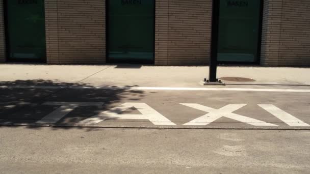 路上で描かれたタクシーの道路標識 8KでRedヘリウムカメラで撮影する — ストック動画
