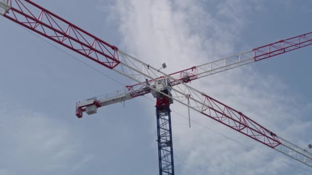 Crane Inşaat Alanında Kırmızı Helyum Kamerayla Çekildi — Stok video