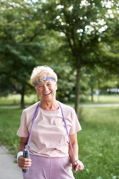 Active Senior Woman Holding Rope Park — Stock Photo, Image