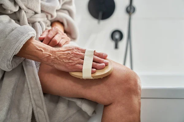 Zbliżenie Nierozpoznawalnej Starszej Kobiety Obierającej Nogi Łazience Domowej — Zdjęcie stockowe