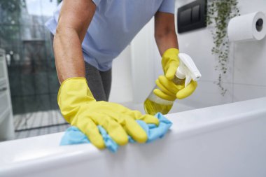 Banyoyu temizleyen tanınmamış yaşlı kadın. 