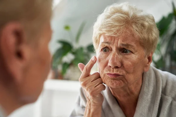 Junge Kaukasierin Badezimmer Hat Probleme Mit Der Gesichtshaut — Stockfoto