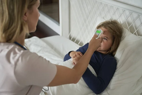 Pediatra Sprawdza Temperaturę Termometrem Małej Dziewczynki — Zdjęcie stockowe
