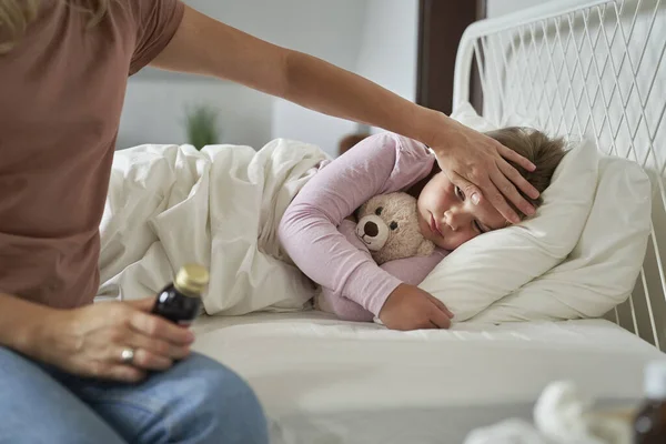 Mother Taking Care Her Ill Daughter Home — Stock Photo, Image