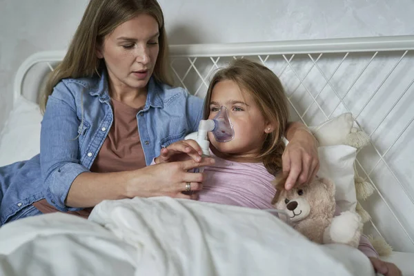 Mother Giving Nebulizer Ill Child Home — Stock Photo, Image