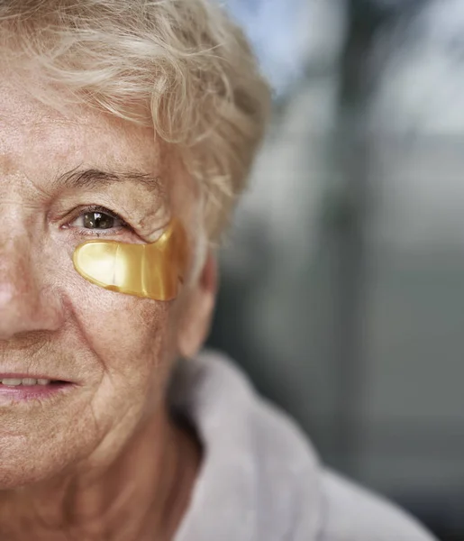 医用眼罩治疗老年高加索妇女近视 — 图库照片