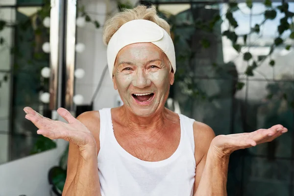 快乐的老年妇女使用化妆品面膜 — 图库照片