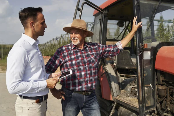 Granjero Senior Representante Ventas Lado Del Tractor Hablando Por Tableta — Foto de Stock
