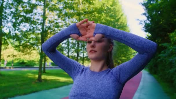 Jonge Blanke Vrouw Die Zich Uitrekt Voordat Gaat Joggen Het — Stockvideo