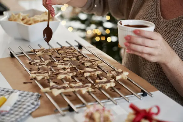 Oigenkännlig Kvinna Dekorera Julkakor Med Choklad Glasyr — Stockfoto