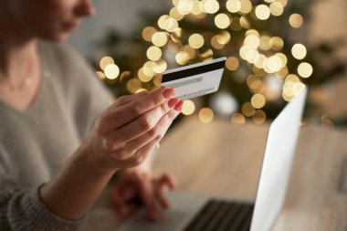 Genç beyaz kadın online alışveriş yapıyor cep telefonu ve dijital laptop kullanıyor.