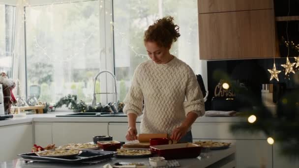 Donna Con Testa Rossa Che Prepara Pasta Biscotti Natale Girato — Video Stock