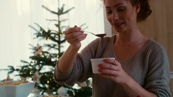 Mladá Běloška Zdobí Vánoční Sušenky Čokoládovou Polevou Snímek Red Heliovou — Stock video