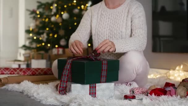 Неузнаваемая Женщина Собирает Подарки Рождество Съемка Красной Гелиевой Камерой — стоковое видео