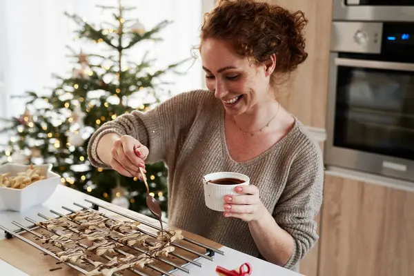 Unerkennbare Frau Dekoriert Weihnachtsplätzchen Mit Schokoladenglasur — Stockfoto