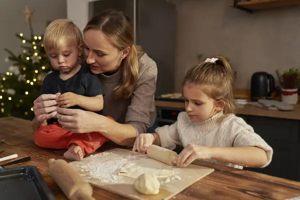 妇女和她的孩子烘焙圣诞饼干 — 图库照片