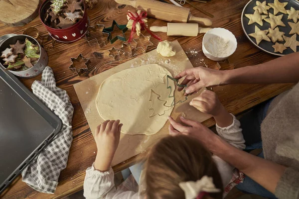 Kaukázusi Lánya Csinál Cookie Kat Karácsonykor Konyhában — Stock Fotó