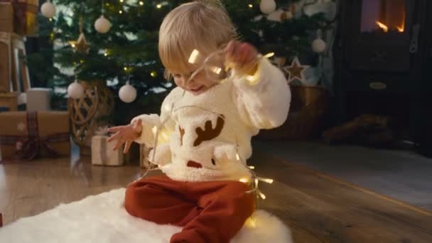 Bambino Seduto Sul Pavimento Giocare Con Luci Natale Girato Con — Video Stock