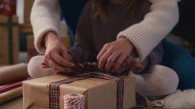 Kız ve annenin Noel hediyelerini paketlediği alt kısım. 8K 'da kırmızı helyum kamerayla çekildi..  