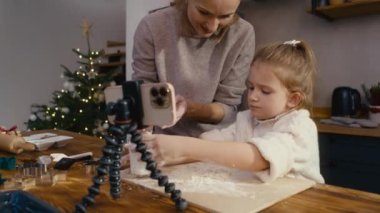 Anne ve kızı Noel yemeği pişirirken görüntülü görüşme yapıyorlar. 8K 'da kırmızı helyum kamerayla çekildi..    