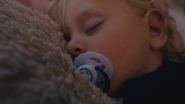 Крупным Планом Малыша Спящего Пустышкой Съемка Красной Гелиевой Камерой — стоковое видео