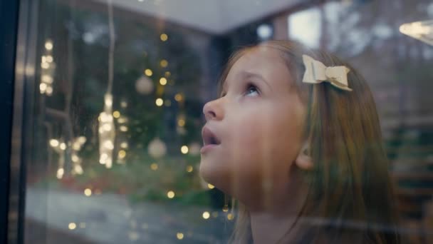 小女孩从窗户往外看 喊着妈妈 用8K的红色氦相机拍摄 — 图库视频影像