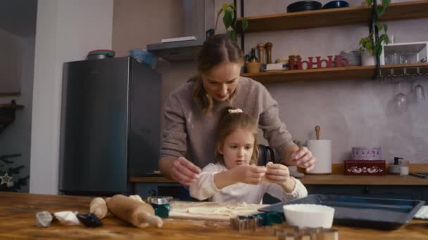 台所でクリスマスの時間にクッキーを作る娘を持つ白人女性 8Kでレッドヘリウムカメラで撮影 — ストック動画