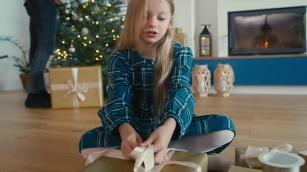 Fehér Lány Egyedül Csomagolja Keresztény Ajándékot Lövés Red Hélium Kamerával — Stock videók
