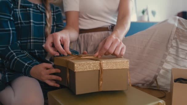 Detail Van Kaukasische Familie Van Drie Pakjes Cadeautjes Voor Kerstmis — Stockvideo