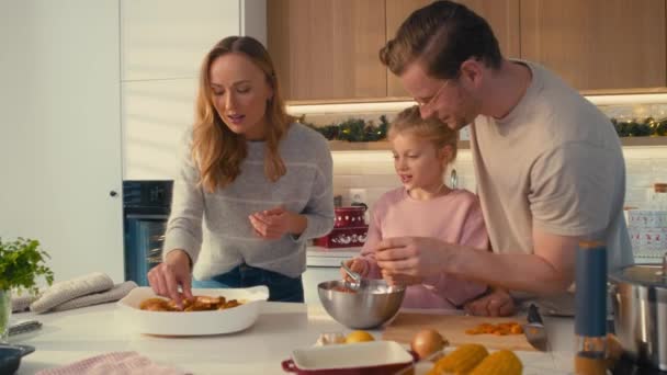 Família Caucasiana Três Cozinhados Antes Natal Tiro Com Câmera Hélio — Vídeo de Stock