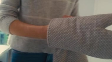 Tanınmayan bir kadın fırında yemek hazırlıyor. 8K 'da kırmızı helyum kamerayla çekildi.. 