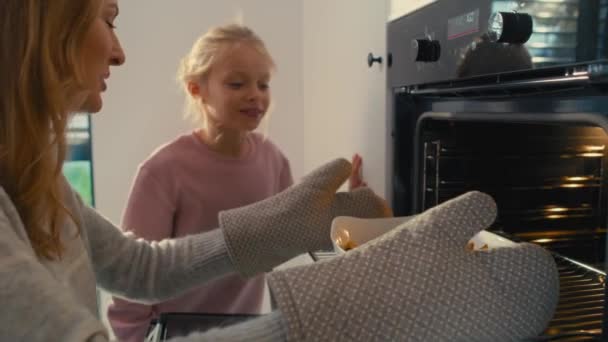 母と娘はクリスマス前に食べ物を用意しています 8KでRedヘリウムカメラで撮影する — ストック動画