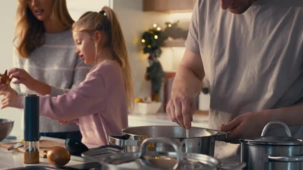 Família Caucasiana Três Preparando Comida Antes Natal Tiro Com Câmera — Vídeo de Stock